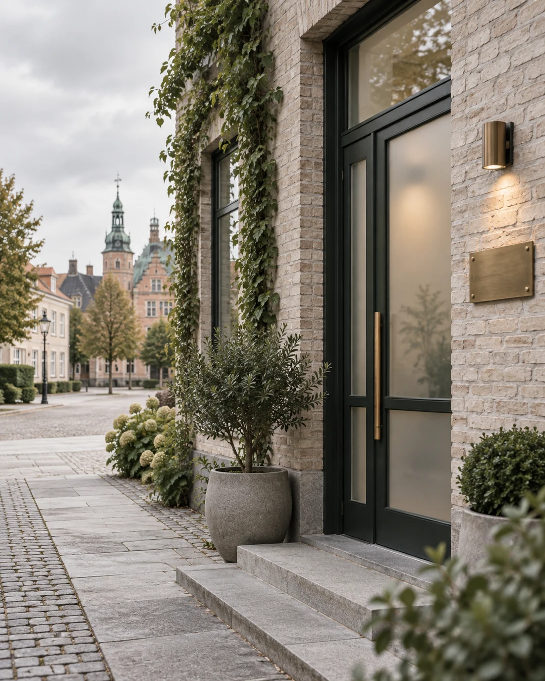Rolig nordisk gade og indgangsstemning nær Hillerød